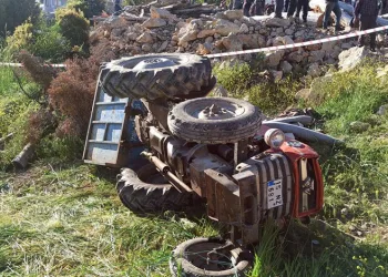 Devrilen traktörün altında kalan çocuk hayatını kaybetti
