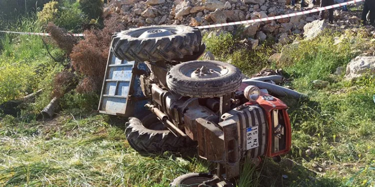 Devrilen traktörün altında kalan çocuk hayatını kaybetti