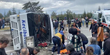 Isparta’da yolcu midibüsü devrildi, yaralılar var