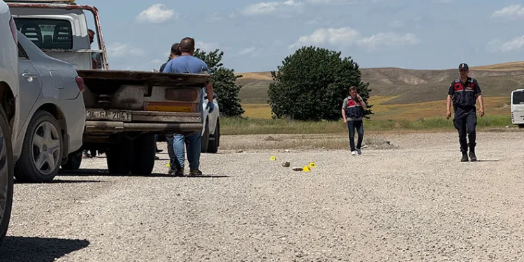 Baba oğul kamyonetle yanmış halde bulundu