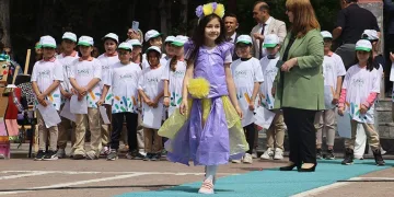 Miniklerden geri dönüşüm defilesi