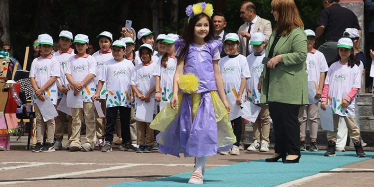 Miniklerden geri dönüşüm defilesi