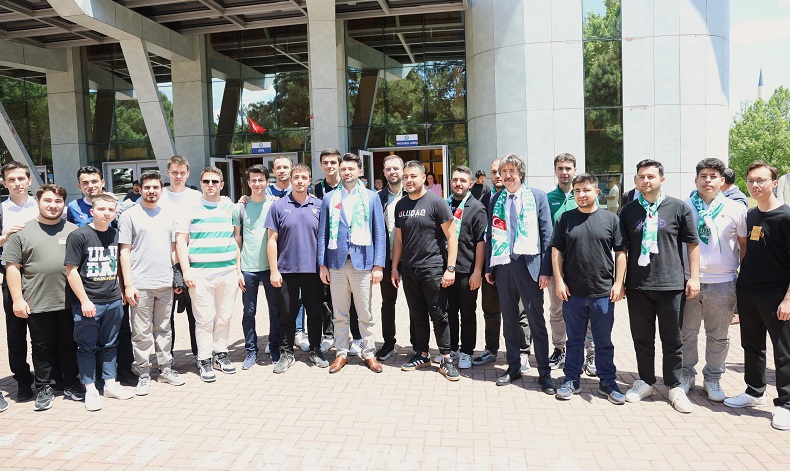 Enes Çelik ve taraftarlar