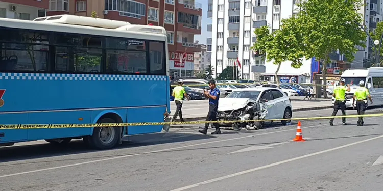 Otomobil halk otobüsüne çarptı: 9 yaralı