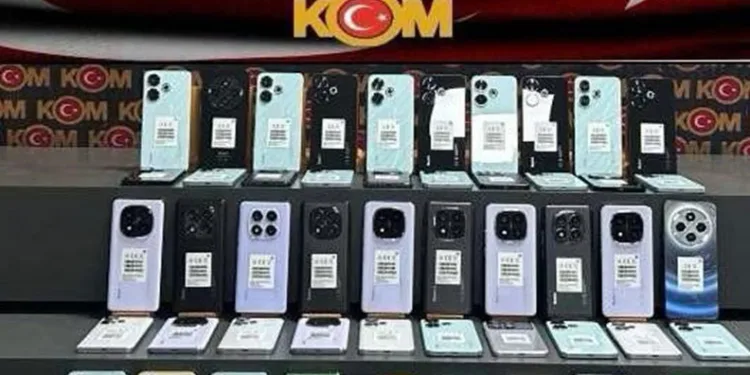 Batman’da takibe alınan otomobilde kaçak telefonlar ele geçirildi