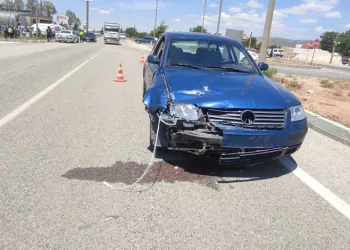 Şarkikaraağaç’ta belediye aracı motosikletle çarpıştı: 3 yaralı