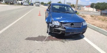 Şarkikaraağaç’ta belediye aracı motosikletle çarpıştı: 3 yaralı