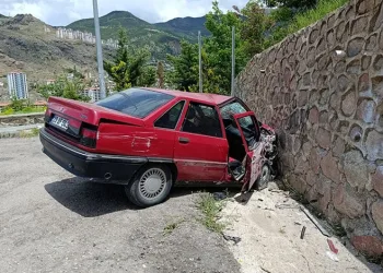 Gümüşhane’de otomobil duvara çarptı: 2 yaralı