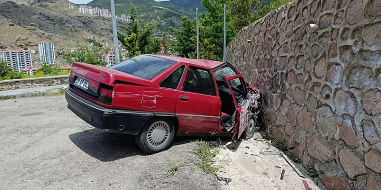 Gümüşhane’de otomobil duvara çarptı: 2 yaralı