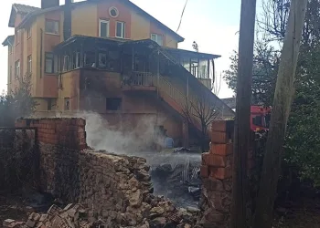 Otları temizlemek için yaktığı ateş, komşusunun evini yaktı