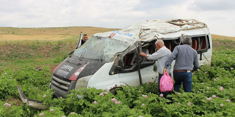 Amasya’da minibüs tarlaya uçtu: 1 ölü