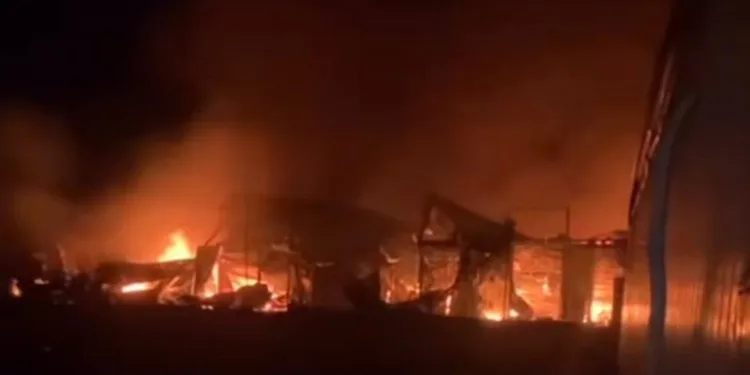 İşçilerin kaldığı konteynerler alevlere teslim oldu