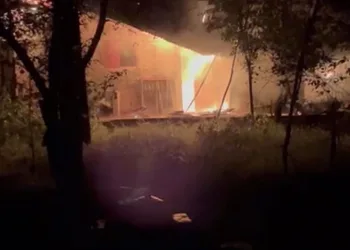 Gümüşhane’de çıkan yangında iki ev ve bir ahır kullanılamaz hale geldi