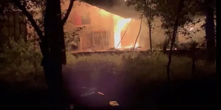 Gümüşhane’de çıkan yangında iki ev ve bir ahır kullanılamaz hale geldi