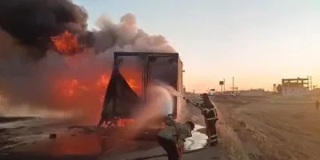 Mardin’de seyir halindeki kamyon alev aldı