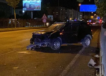 Demir korkuluklara çarpan otomobildeki 2 kişi yaralandı