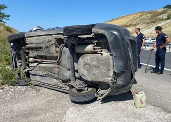 Takla atan otomobilden yara almadan kurtuldular