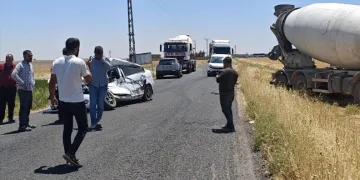 Beton mikseri ile otomobil çapıştı: 2 ölü, 1 yaralı