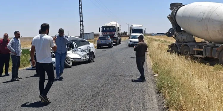 Beton mikseri ile otomobil çapıştı: 2 ölü, 1 yaralı