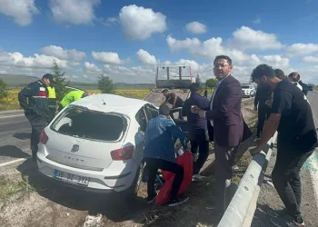 Nevşehir’de takla atan otomobil refüje devrildi