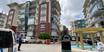 Apartmanın 5’inci katından düşen 2 yaşındaki çocuk hayatını kaybetti