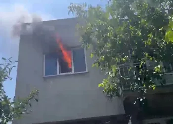 Burdur’da iki katlı evde yangın