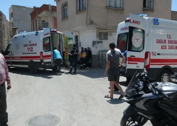 Motosiklet ile hafif ticari araç çarpıştı: 2 yaralı