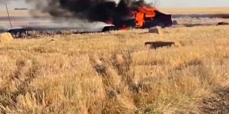 Alev alev yanan otomobil tarlayı da yaktı