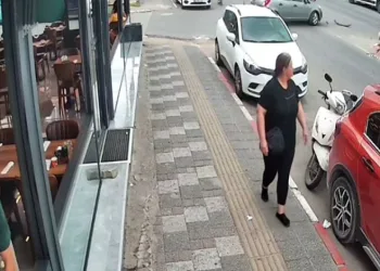 Otomobil ile motosikletin çarpıştığı kaza kamerada