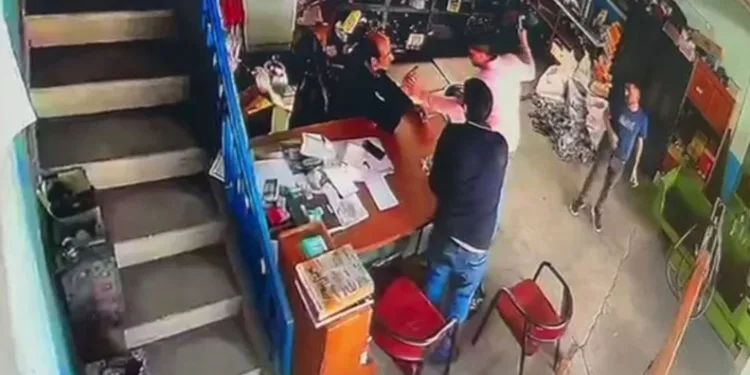 İki esnafın kavgasında çekiçli saldırı