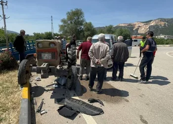 Eğirdir’de traktör ile otomobil çarpıştı: 3 yaralı