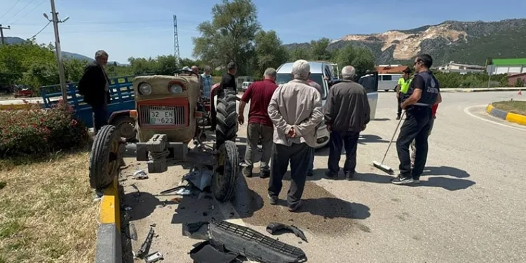 Eğirdir’de traktör ile otomobil çarpıştı: 3 yaralı