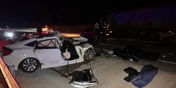Kamyona çarpan otomobilde 2 kişi hayatını kaybetti