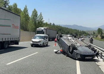 Tırın dorsesine çarpan otomobil takla attı: 5 yaralı