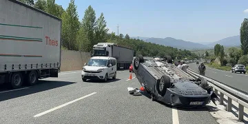 Tırın dorsesine çarpan otomobil takla attı: 5 yaralı