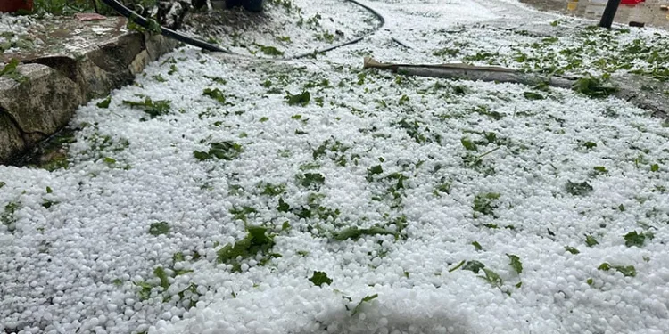 Yozgat’ı etkisi altına alan dolu, bazı bölgeleri beyaza bürüdü