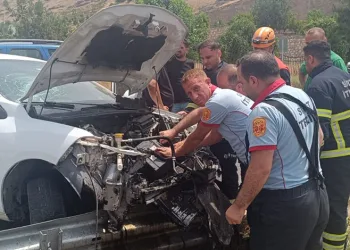 Otomobil bariyerlere çarptı, sürücü yaralandı