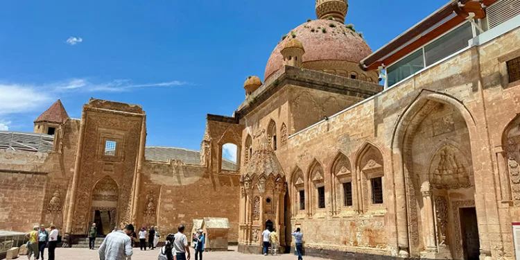 Tarihi İshak Paşa Sarayı ziyaretçi akınına uğradı