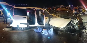 Gaziantep’te iki araç kafa kafaya çarpıştı