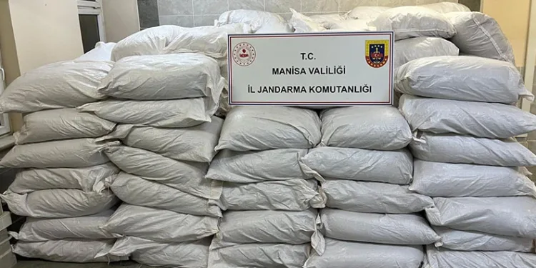 Manisa’da 7 bin 900 kilo kıyılmış tütün ele geçirildi