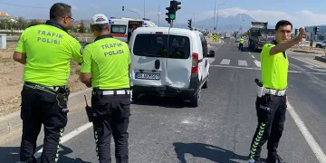 Aksaray’da ışıklarda otomobil hafif ticari araca çarptı: 1 yaralı