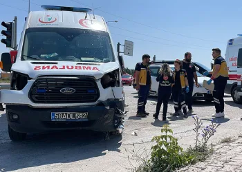 Ambulans ile otomobil kavşakta çarpıştı, 5 yaralı