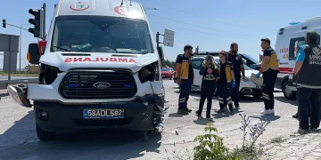 Ambulans ile otomobil kavşakta çarpıştı, 5 yaralı