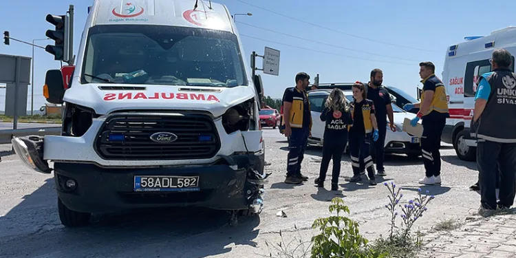 Ambulans ile otomobil kavşakta çarpıştı, 5 yaralı