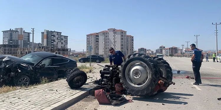 Otomobille çarpışan traktör parçalandı: 1 ölü