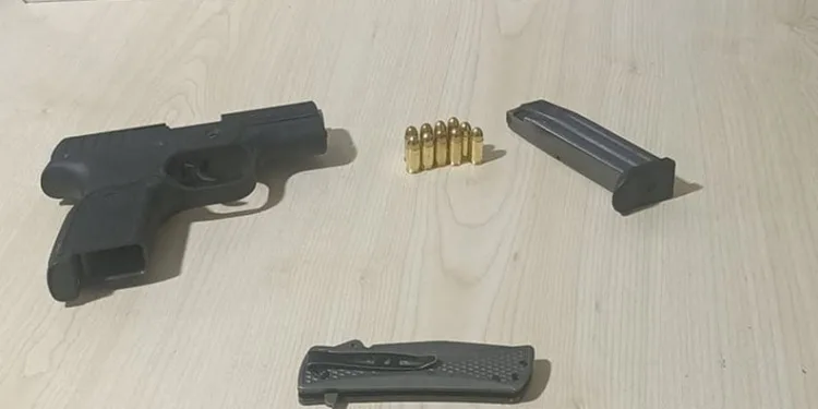 Durdurulan şahısların üzerlerinden ruhsatsız silah çıktı