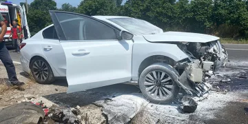 Kontrolden çıkan otomobil refüje çarpınca alev aldı: 2 yaralı