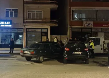 Çorum’da iki otomobil çarpıştı: 1 yaralı