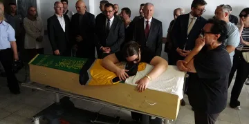 Düğününe 3 ay kalmıştı…Nişanlısı tabutuna sarılarak gözyaşı döktü