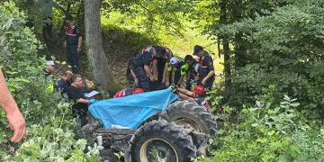 Devrilen traktörün altında kalan kadın hayatını kaybetti